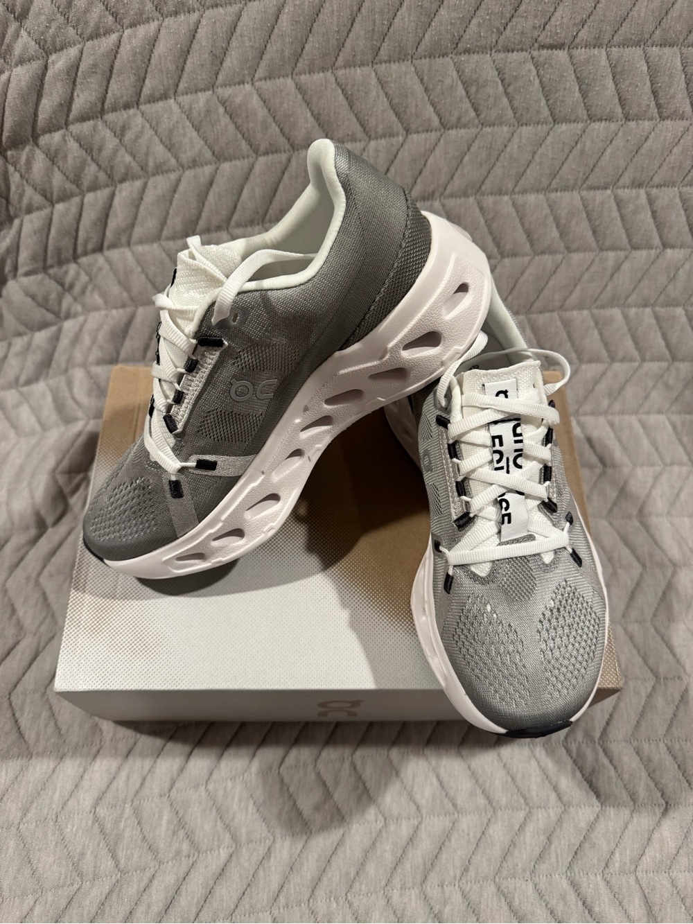 BRAND NEW On Cloud Running Eclipse Women’s Sneakers in Light Gray and White